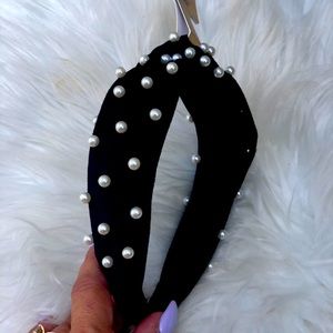 NWT Natasha Black With White Pearls Head